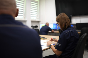 Umundurowani funkcjonariusze Policji przy stanowisku kierowania podczas eliminacji do konkursu.