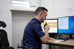 Umundurowany funkcjonariusz Policji przy stanowisku kierowania podczas eliminacji do konkursu.