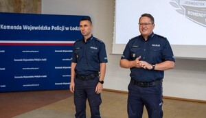Umundurowani funkcjonariusze Policji.