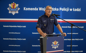 Umundurowany funkcjonariusz Policji.