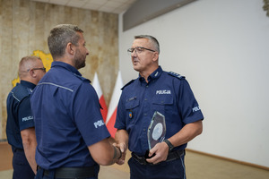 Umundurowani funkcjonariusze Policji podczas uroczystości zakończenia konkursu.