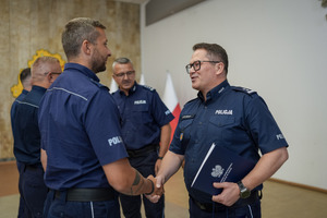 Umundurowani funkcjonariusze Policji podczas uroczystości zakończenia konkursu.