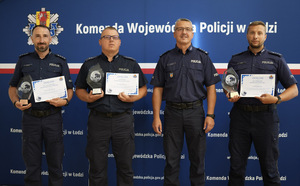 Umundurowani funkcjonariusze Policji podczas uroczystości zakończenia konkursu.