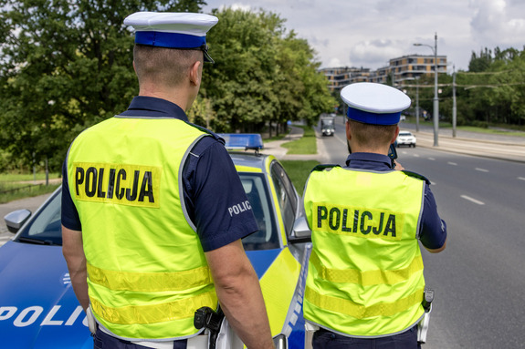 Policjanci Ruchu Drogowego mierzą prędkość.