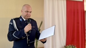 Umundurowany funkcjonariusz Policji przemawiający podczas uroczystości.
