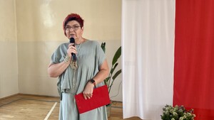 Dyrekcja szkoły przemawiająca podczas uroczystości.