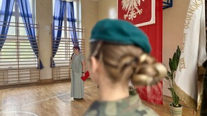 Dyrekcja szkoły przemawiająca podczas uroczystości.