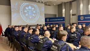 Umundurowani funkcjonariusze Policji podczas odprawy.