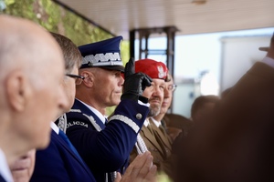 Umundurowani przedstawiciele służb oddający honor na uroczystości.