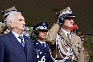 Umundurowani funkcjonariusze podczas uroczystości.