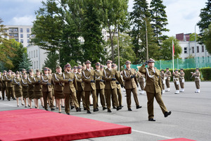 Umundurowani funkcjonariusze podczas defilady.