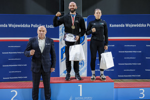 Zawodnik i zawodniczka na pierwszym miejscu podium.