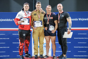 Czterech zawodników z medalami.