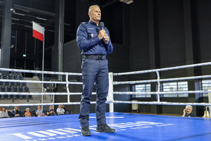 Komendant Wojewódzki Policji w Łodzi nadinspektor Arkadiusz Sylwestrzak przemawia na ringu przez mikrofon.