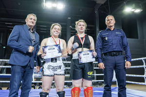 Dwie zawodniczki z medalami i dyplomami, Komendant Wojewódzki Policji w Łodzi i jeszcze jeden mężczyzna.