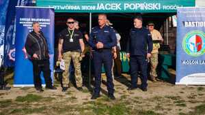 Komendant Wojewódzki Policji w Łodzi z uczestnikami.