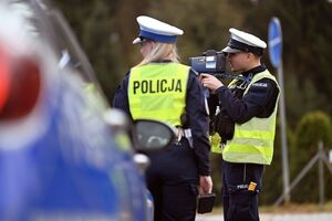 Policjanci mierzący prędkość.