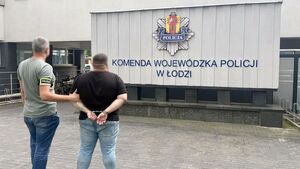 Funkcjonariusz Policji prowadzący zatrzymanego.