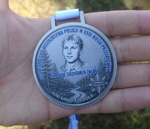 Medal na dłoni.