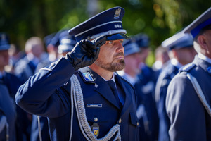 Policjant oddaje honor.