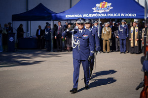 Komendant Wojewódzki Policji w Łodzi dokonuje przeglądu.
