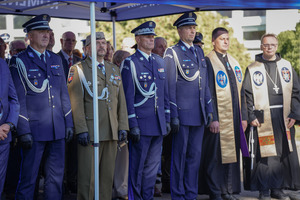 Komendanci: nadinspektor Arkadiusz Sylwestrzak, inspektor Adam Jurek, inspektor Mariusz Siejka, dwaj księża i Doradca Prezydenta.