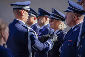 Komendant Wojewódzki Policji w Łodzi zawiesza medal Naczelniczce Wydziału Kadr Komendy Wojewódzkiej Policji w Łodzi.