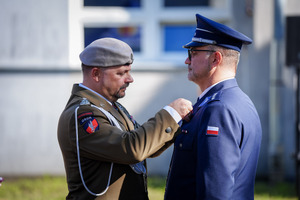 Przypinanie medalu Zastępcy Naczelnika Wydziału Prewencji Komendy Wojewódzkiej Policji w Łodzi przez Doradcę Prezydenta.