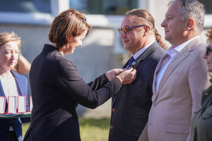 Przypinanie medalu odznaczonym.