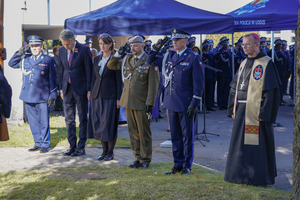 Uczestnicy uroczystości oddają honor.
