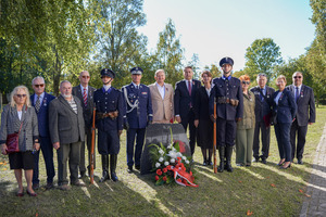Pamiątkowe zdjęcie przy pomniku.