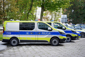 Oznakowane policyjne radiowozy.