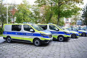 Oznakowane policyjne radiowozy.