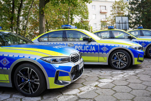 Oznakowane policyjne radiowozy.