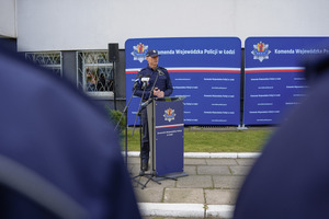 Komendant Wojewódzki Policji przemawia do zgromadzonych.