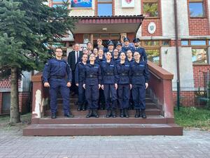 Grupowe zdjęcie oddziału mundurowego.