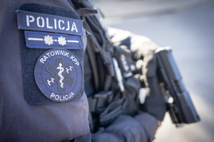 Emblemat policyjnego ratownika na mundurze policjanta.