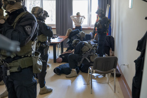 Policjanci z Samodzielnego Pododdziału Kontrterrorystycznego Policji obezwładniają dwóch zamaskowanych napastników.