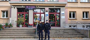 Policjanci patrolujący teren wokół szkoły.