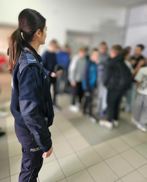 Policjantka patrolująca teren szkoły.