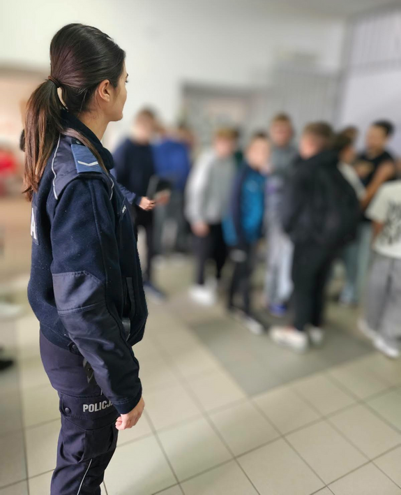 Policjantka patrolująca teren szkoły.