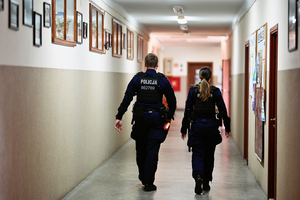 Policjanci patrolujący teren szkoły.