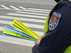 Odblaski trzymane przez policjanta.