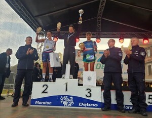 Zwycięzcy maratonu na podium.