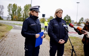 Umundurowane funkcjonariuszki Policji podczas wypowiedzi do mediów.