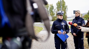 Umundurowane funkcjonariuszki Policji podczas wypowiedzi do mediów.