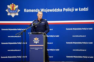 Komendant Wojewódzki Policji w Łodzi przemawiający do zaproszonych gości.