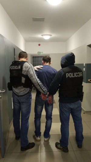 policjanci z zatrzymanym