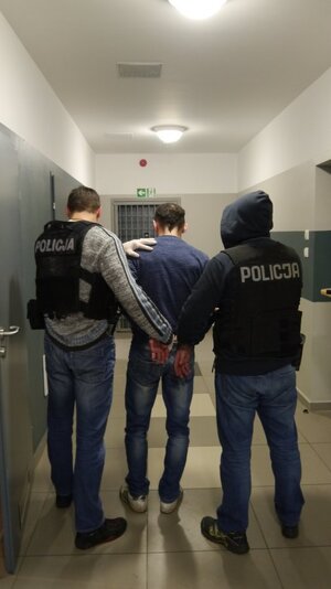 policjanci z zatrzymanym