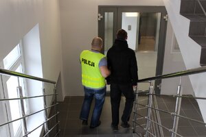 policjant z zatrzymanym